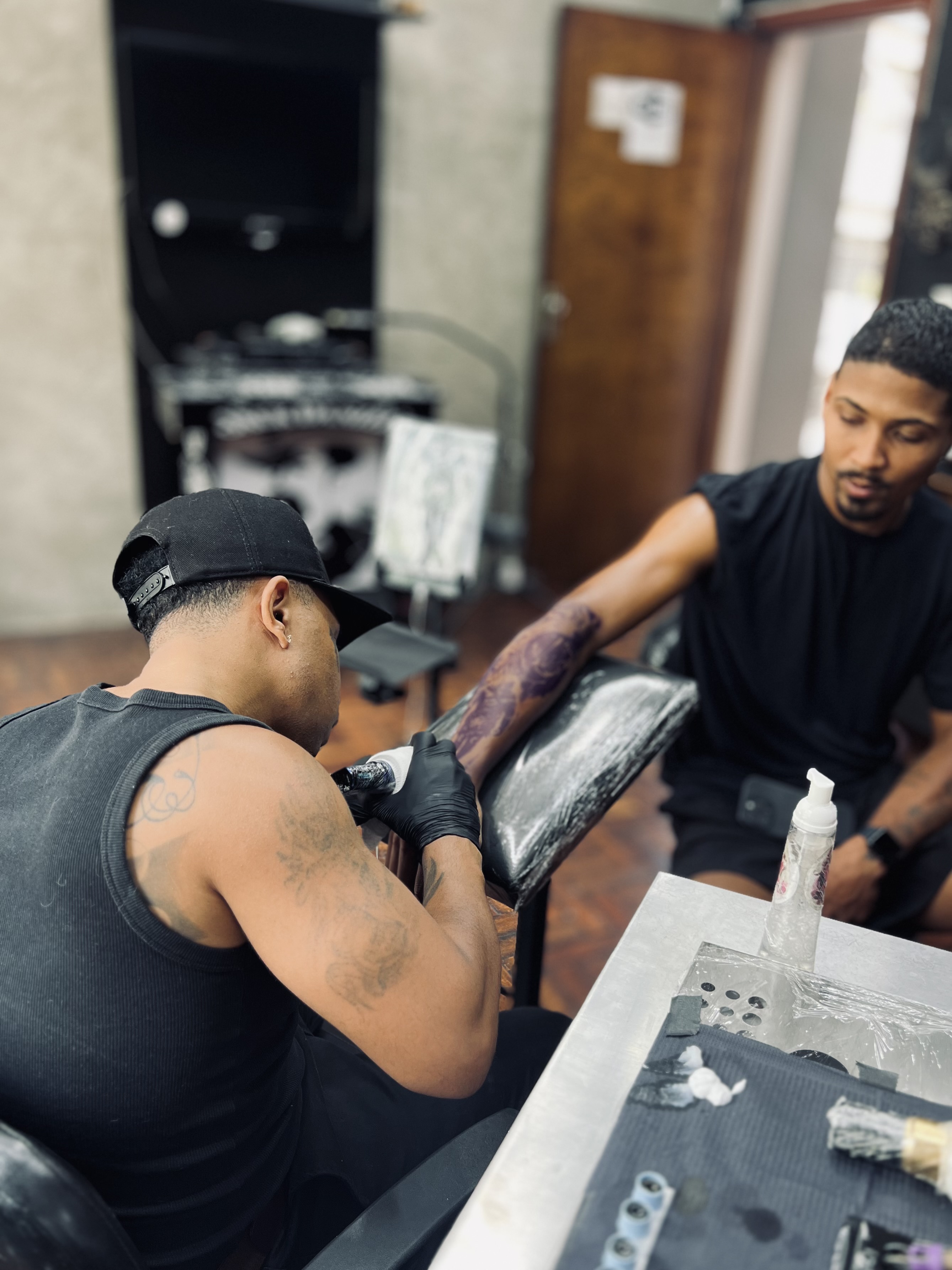 JR Tatuagem em sessão